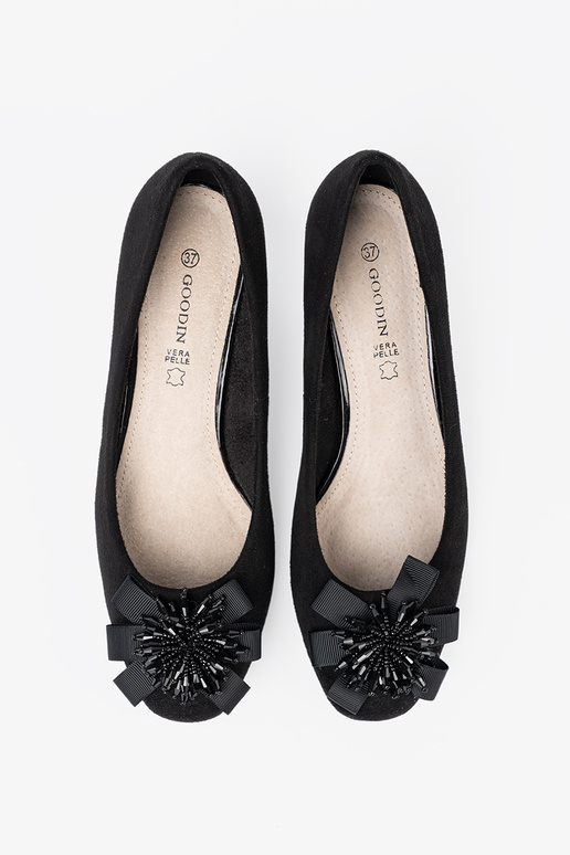 de color negro tacones altos z ozdobnym kAiatem