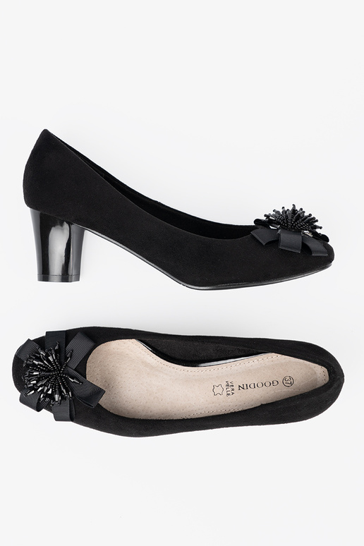 de color negro tacones altos z ozdobnym kAiatem