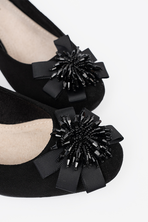 de color negro tacones altos z ozdobnym kAiatem