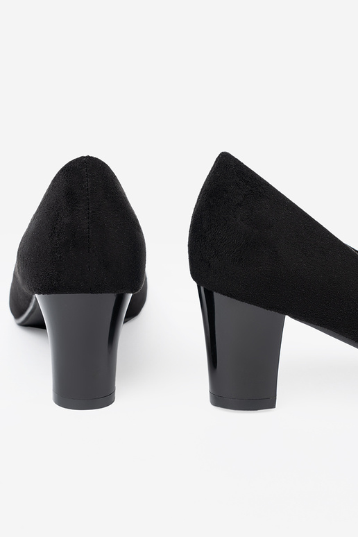 de color negro tacones altos z ozdobnym kAiatem