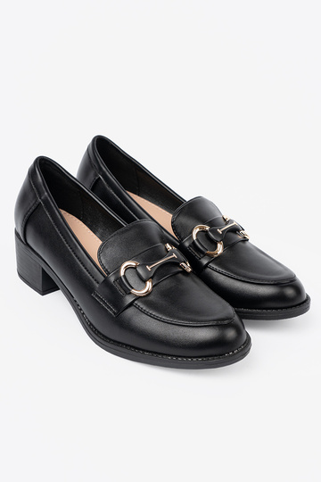 de color negro zapatos de mujer z elegancką sprzączką