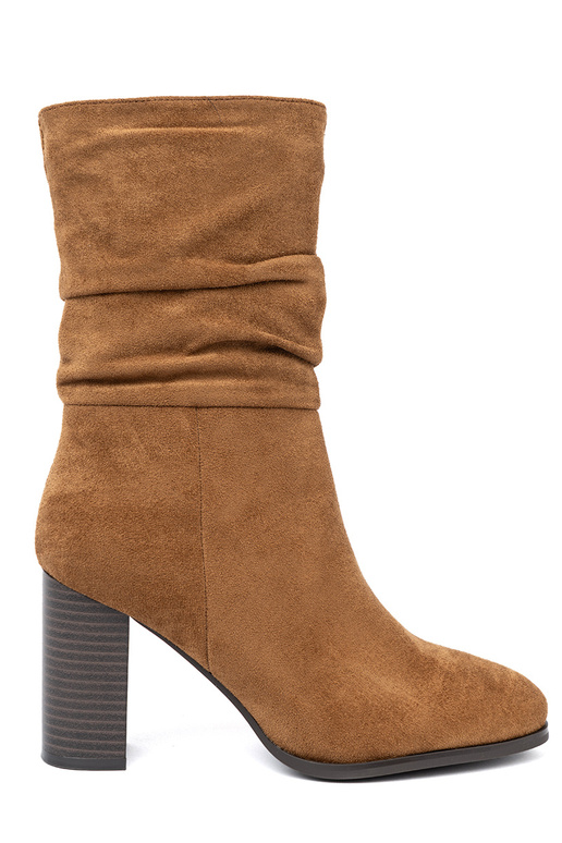 color caramelo zapatos con un top con volantes i obcasem