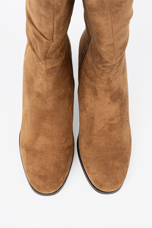 color caramelo zapatos con un top con volantes i obcasem