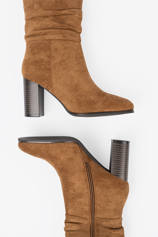 color caramelo zapatos con un top con volantes i obcasem