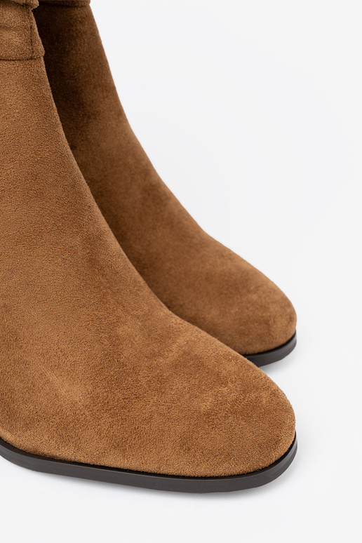 color caramelo zapatos con un top con volantes i obcasem