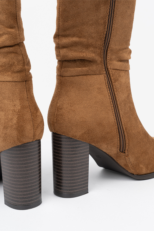 color caramelo zapatos con un top con volantes i obcasem