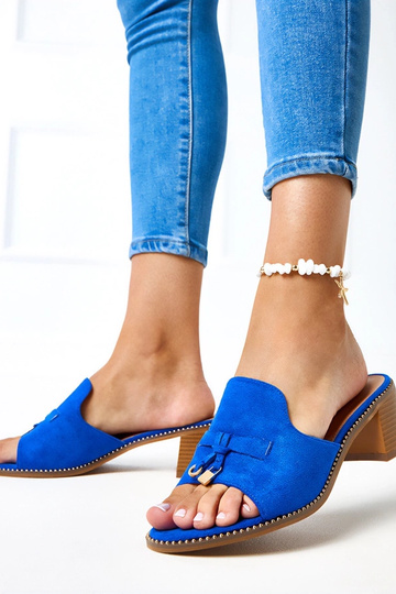 Zapatillas azules de tacón... 2