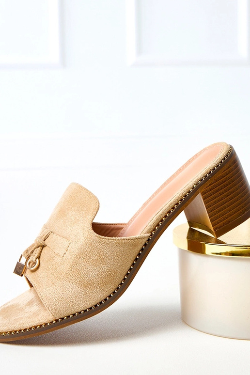 Zapatillas color arena de tacón con...