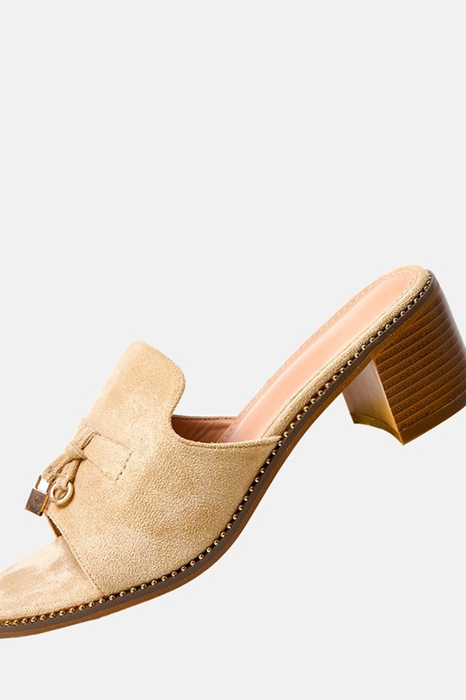 Zapatillas color arena de tacón con...