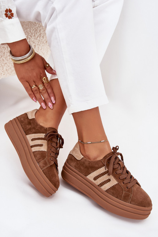 Zapatillas modelo zapatos. Femenino con una plataformaActivadoturalnego de gamuzau color marrón Eldira