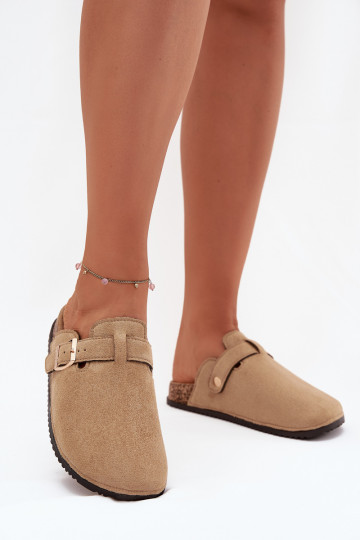 Zapatillas de casa tipo zueco para mujer con plataforma y hebillas doradas Big Star SS274738 color arena 2