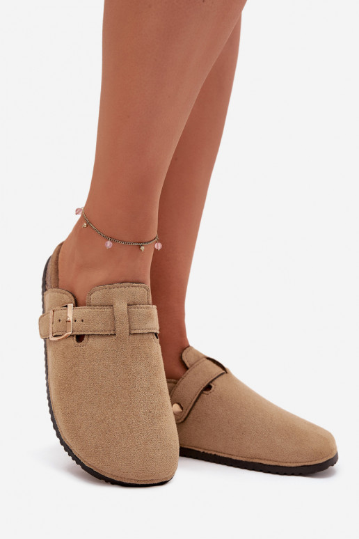 Zapatillas Zuecos Femenino con una plataforma con hebillas doradas Big Star SS274738 beige