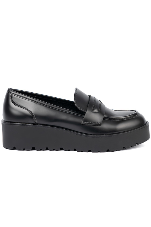Estilo elegante de color negro mocasines sobre una suela gruesa