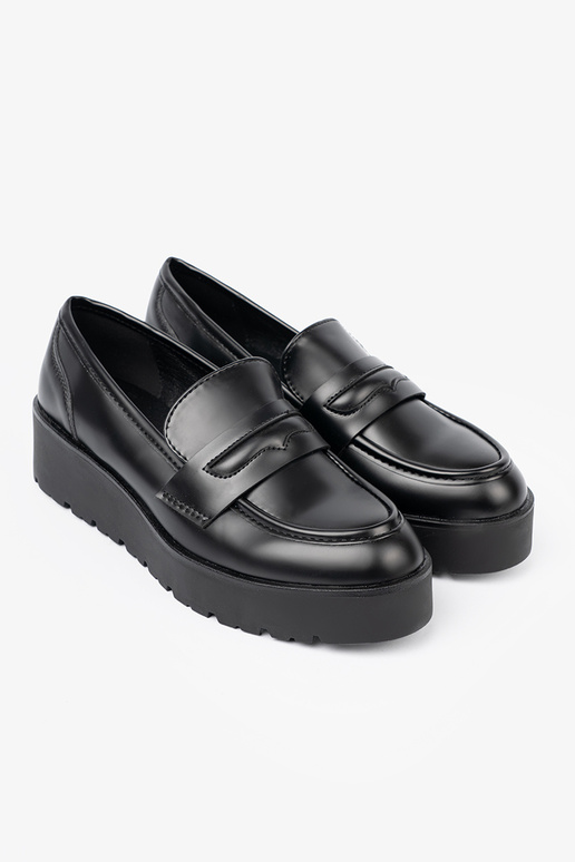 Estilo elegante de color negro mocasines sobre una suela gruesa
