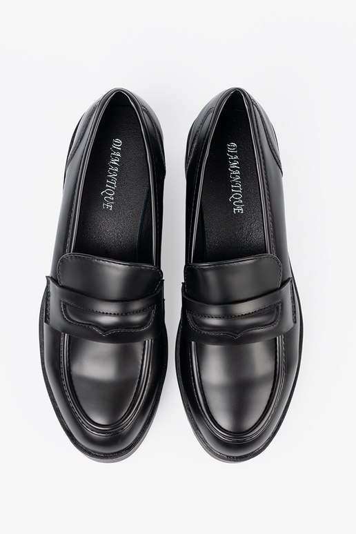 Estilo elegante de color negro mocasines sobre una suela gruesa