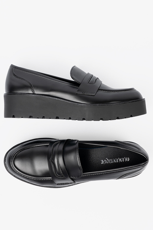 Estilo elegante de color negro mocasines sobre una suela gruesa