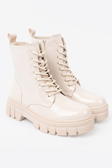 Elegante botas altas de montar lacado A odcieniu brillantementebeigem