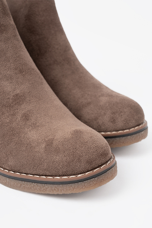 modelo clásico oscurobeige zapatos sobre un talón estable