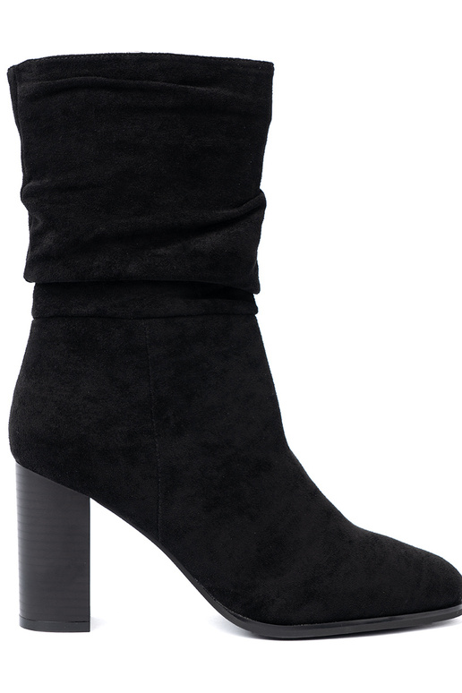 de color negro botas con un top con volantes