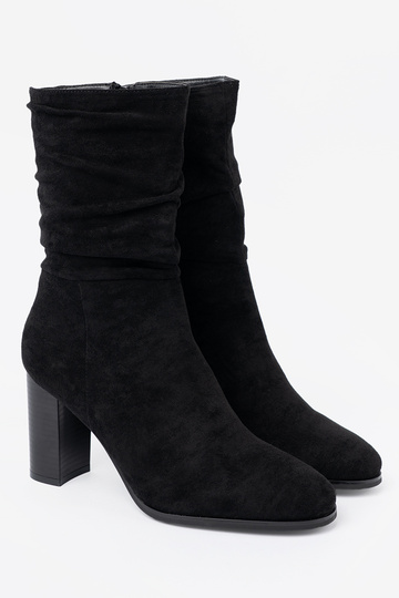 de color negro botas con un top con volantes