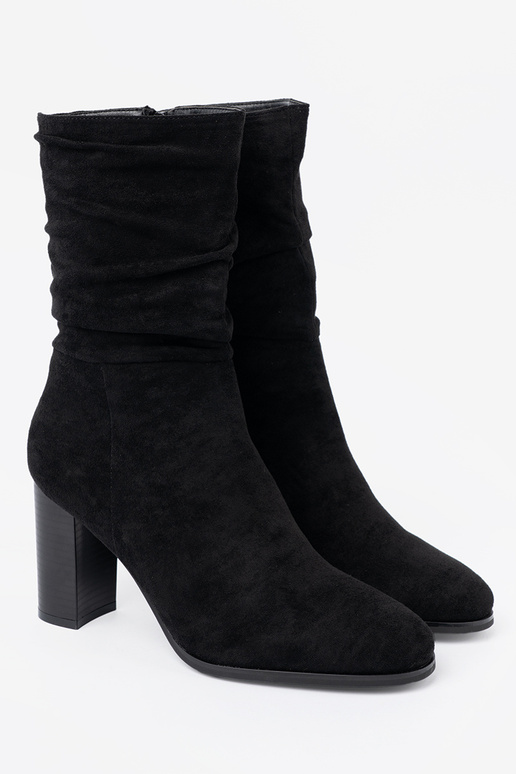 de color negro botas con un top con volantes