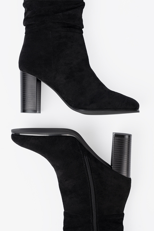 de color negro botas con un top con volantes