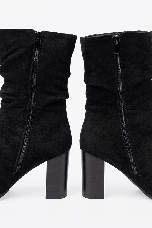 de color negro botas con un top con volantes