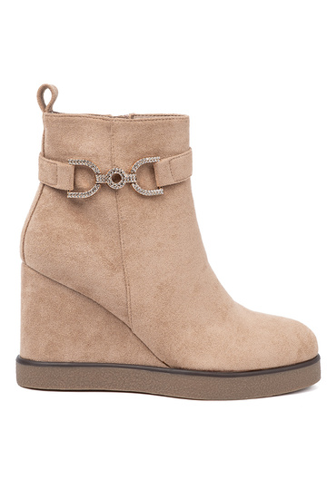 beige zapatos en una cuña con hebilla decorativa 2