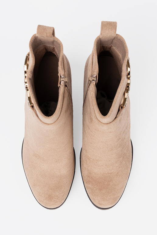 beige zapatos en una cuña con hebilla decorativa