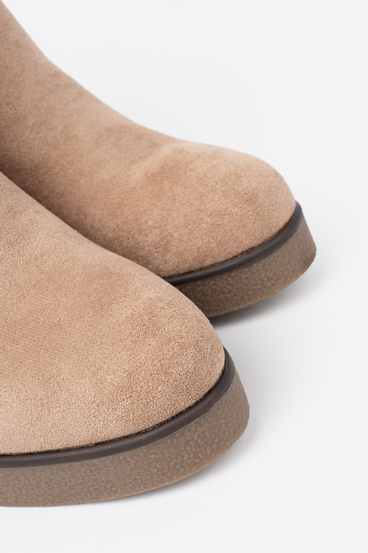 beige zapatos en una cuña con hebilla decorativa