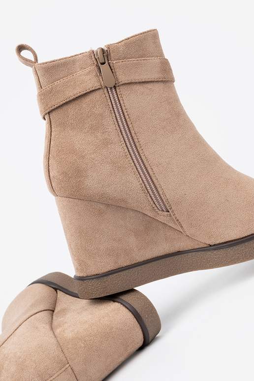 beige zapatos en una cuña con hebilla decorativa