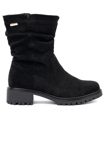 Botas de color negro con un top con volantes i suAakiem 2
