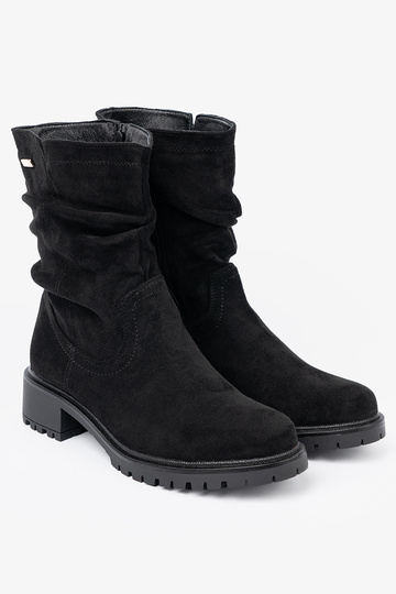 Botas de color negro con un top con volantes i suAakiem