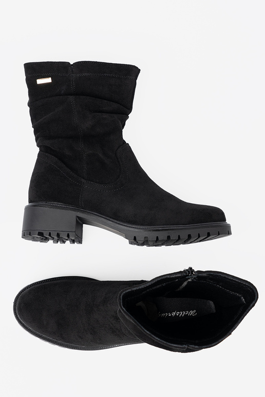 Botas de color negro con un top con volantes i suAakiem