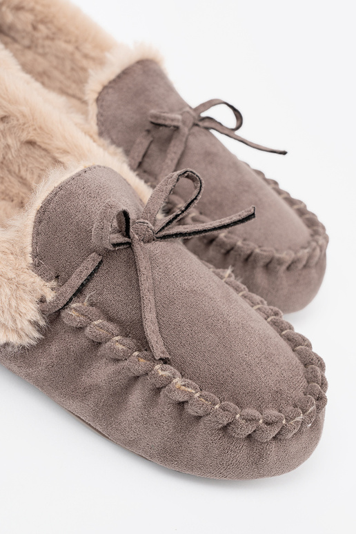 beige kapcie con un arco i puszystym Anętrzem typu mocasines