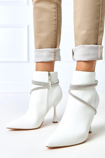 Botines blancos de tacón...