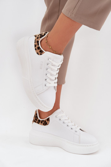 Zapatos de mujer blancos estilo sneakers con plataforma Big Star SS274247 y estampado de piel de leopardo