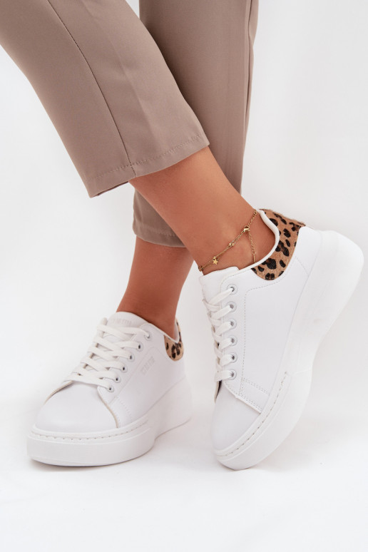 Zapatillas modelo zapatos. Femenino con una plataforma Big Star SS274247 el color blanco con estampados de piel de leopardo
