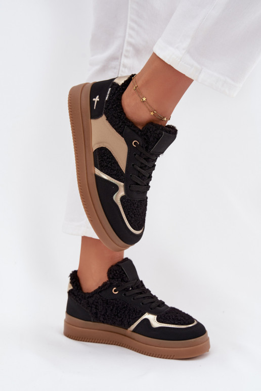 Zapatillas modelo zapatos. Femenino con una plataforma con un abrigo de piel Typu Baranek de color negro Frelina