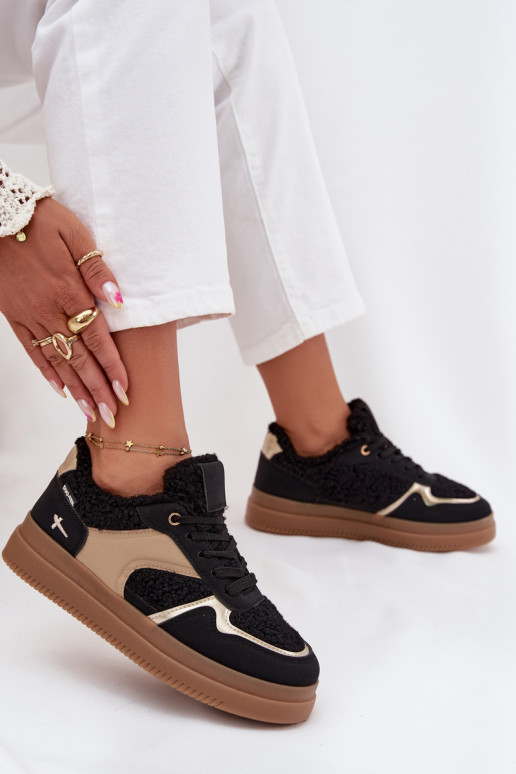 Zapatillas modelo zapatos. Femenino con una plataforma con un abrigo de piel Typu Baranek de color negro Frelina