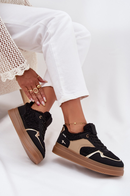 Zapatillas modelo zapatos. Femenino con una plataforma con un abrigo de piel Typu Baranek de color negro Frelina