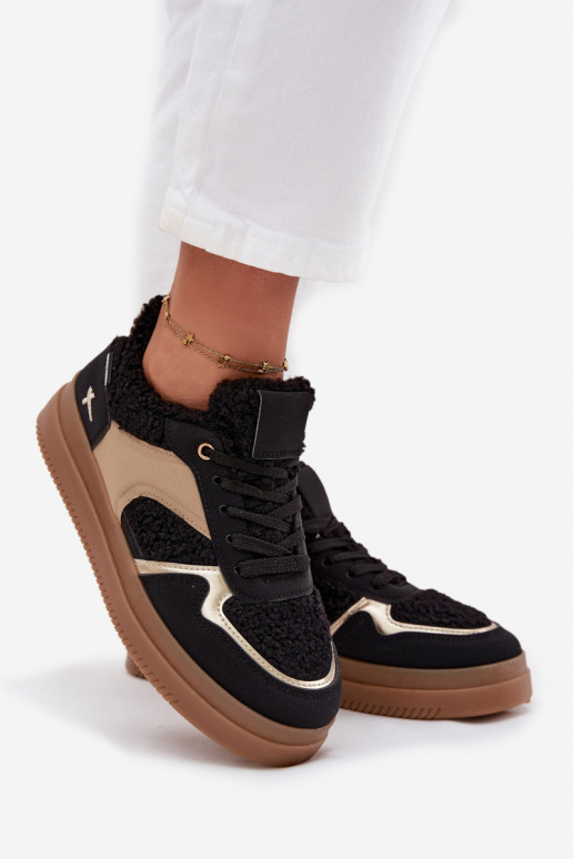 Zapatillas modelo zapatos. Femenino con una plataforma con un abrigo de piel Typu Baranek de color negro Frelina