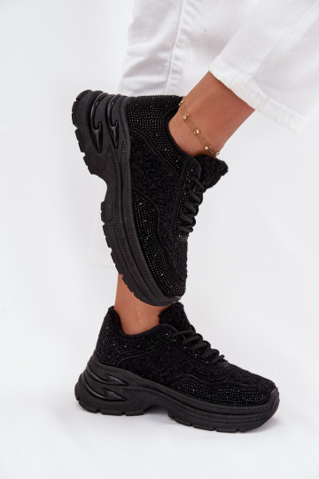 Zapatillas modelo zapatos. Femenino con ojos centelleantes y un abrigo de piel Typu Baranek de color negro Zarika