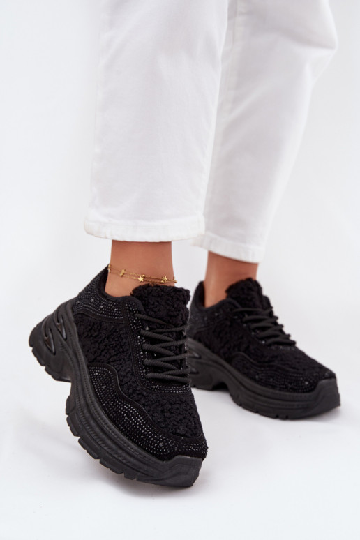 Zapatillas modelo zapatos. Femenino con ojos centelleantes y un abrigo de piel Typu Baranek de color negro Zarika