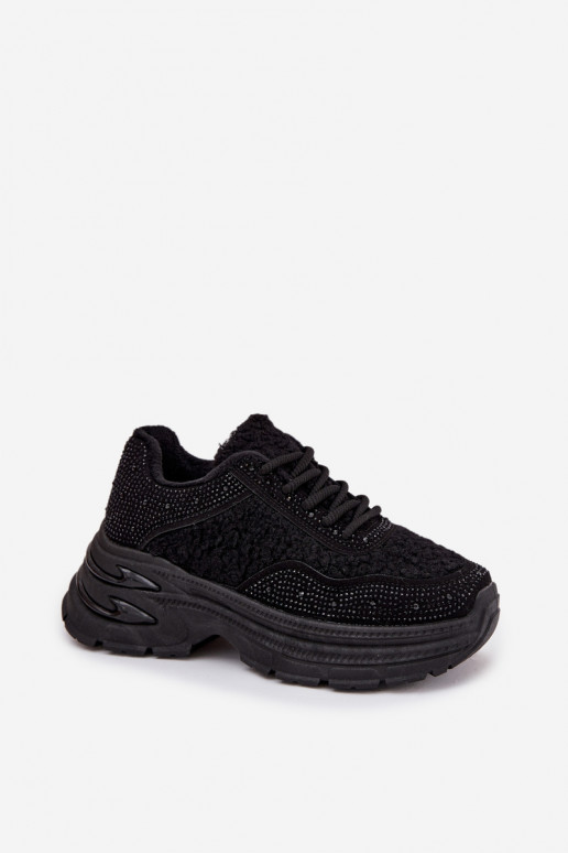 Zapatillas modelo zapatos. Femenino con ojos centelleantes y un abrigo de piel Typu Baranek de color negro Zarika