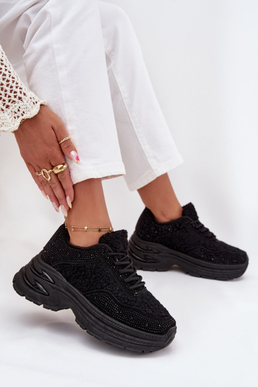 Zapatillas modelo zapatos. Femenino con ojos centelleantes y un abrigo de piel Typu Baranek de color negro Zarika