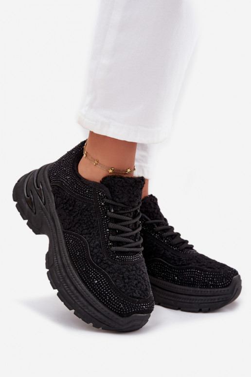 Zapatillas modelo zapatos. Femenino con ojos centelleantes y un abrigo de piel Typu Baranek de color negro Zarika