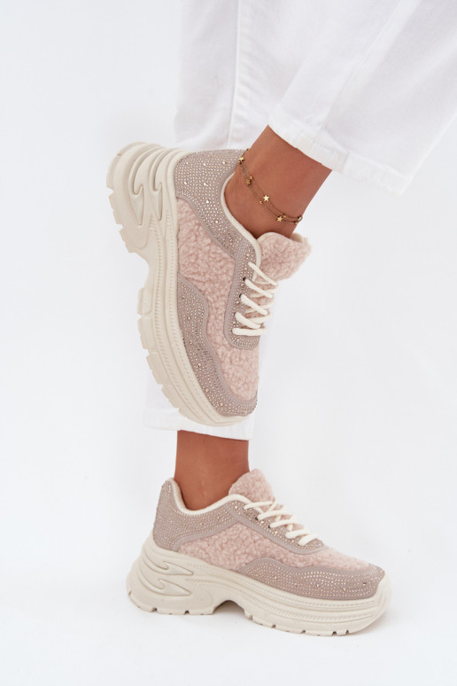 Zapatillas modelo zapatos. Femenino con ojos centelleantes y un abrigo de piel Typu Baranek color marfil Zarika