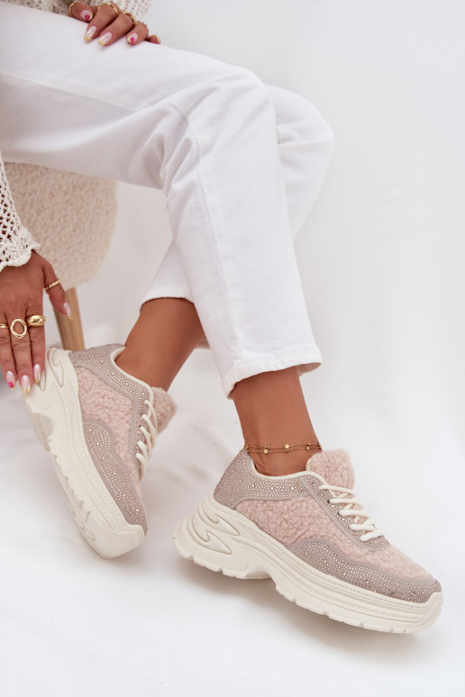 Zapatillas modelo zapatos. Femenino con ojos centelleantes y un abrigo de piel Typu Baranek color marfil Zarika