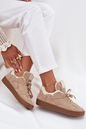 Zapatillas modelo zapatos. Femenino con una plataforma calentamiento con pelo dentro beige Solvia